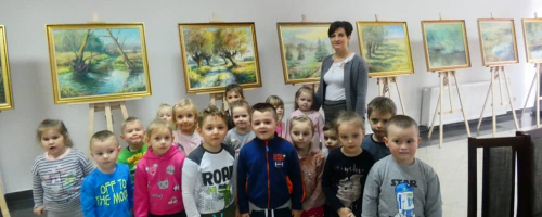 Przedszkolaki zwiedzają wystawę obrazów 